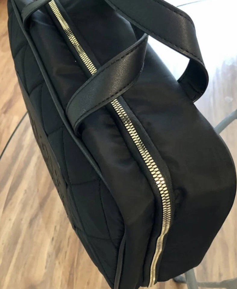 Estuche de tocador Steve Madden acolchado doble pliegue superior fin de semana negro/ligero Foto 2 de 4