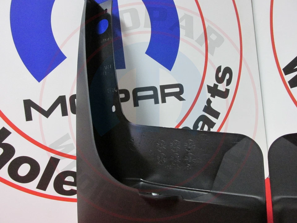 Protectores contra salpicaduras traseros Dodge Grand Caravan NUEVO OEM MOPAR Foto 3 de 4