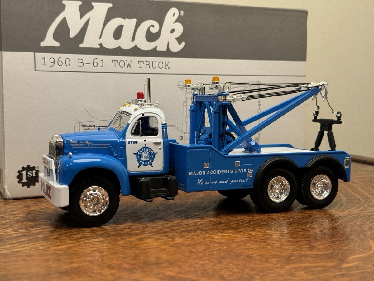 First Gear Tow Truck 18-2452 1960 Mack B-61 Chicago Police #35