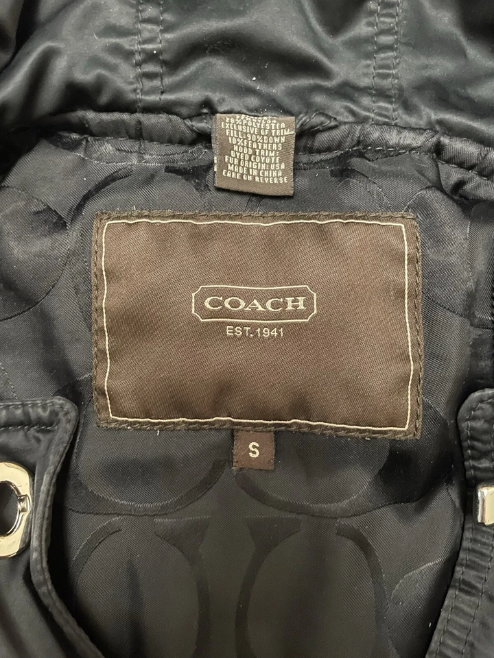 Jaqueta de inverno COACH preta acolchoada acabamento de pele comprimento 3/4 90% pele de coiote - Imagem 2 de 4