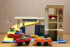 Vintage Fisher Price Little People CHUNKY GARAGE #2553 ~2 Cars 4 Figures Tow T.