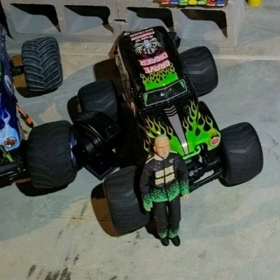 Axial Smt10 Grave   Digger   1/10 Scale Read DESC 2WD RTR Parts or Repairs  !