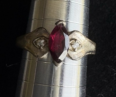 925 Sterling Silver Ring with Stones 2.7g, Size 7.25