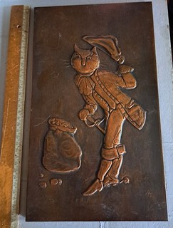 Kupferbild Reliefbild gestiefelter Kater auf Spanplatt ca. 34 x 19 5 cm