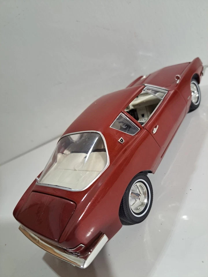Signature Models 1:18 Die Cast 1963 Studebaker Advanti Classic Car - Image 3 of 4