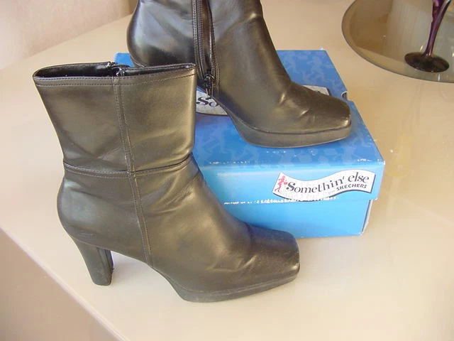 Skechers the deals square