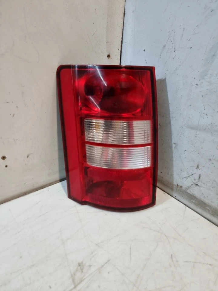 Задний фонарь левый Chrysler Grand Voyager галогенный 2008 MK5 OEM 05113203AA - Изображение 2 из 4