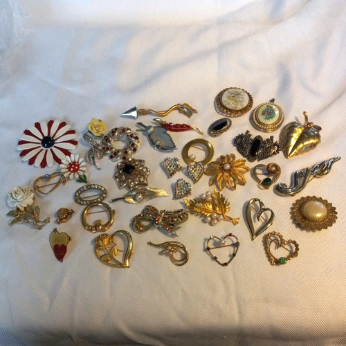 35 Vtg Costume Jewelry Brooches Pins Lockets Faux Pearls Rhinestones Enamel etc