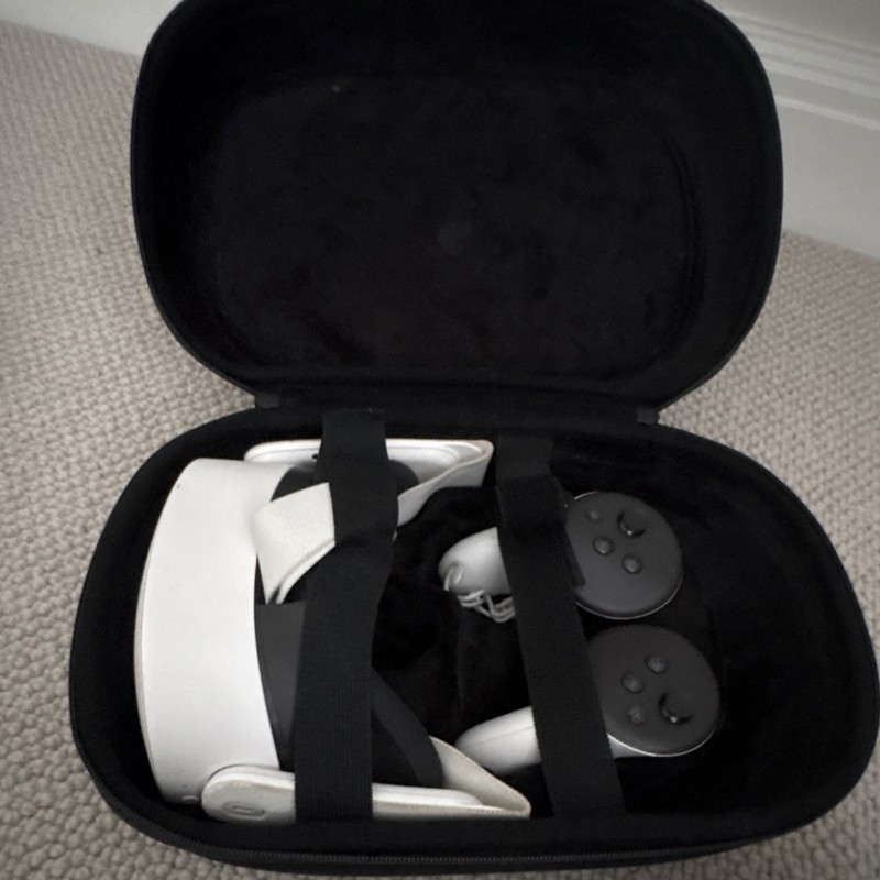 Meta Quest 3s Standalone VR Headset White with Controllers & Black Carry Case