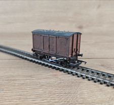 Hornby R009-020 BR Closed Van Bauxite Brown 00 Gauge Weathered
