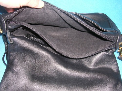 Bolso de mano con correa negro con detalles dorados - Imagen 3 de 3