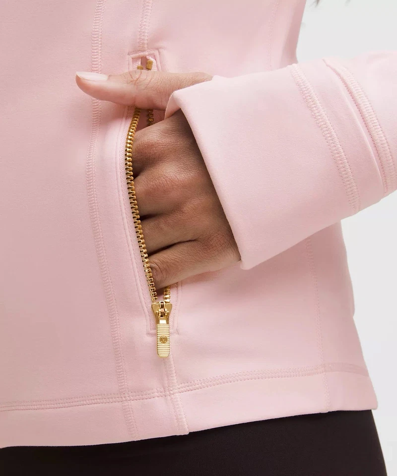 Chaqueta para mujer Lululemon en color rosa + con los leggings rosas. Foto 4 de 4