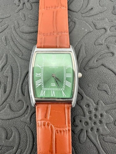 GREEN Dial Vintage Seiko Slim Quartz Men's BARREL  Wrist Watch