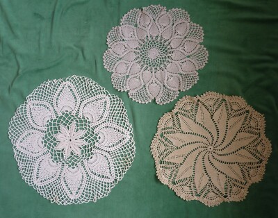 3 Vintage handgehäkelte Tischmitten - 12'''' 13'''' 16'''' - Ecru cremefarben und cremeweiß