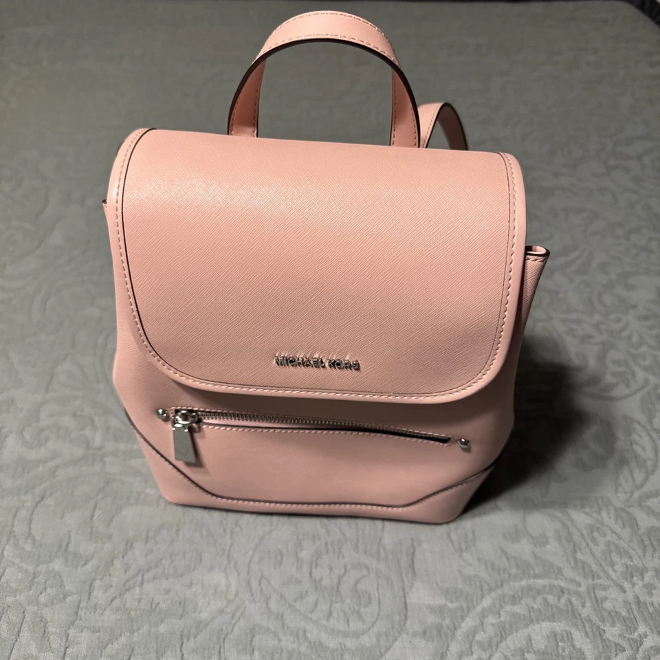 Mochila Michael Kors Harrison de cuero saffiano con solapa mediana rosa apenas usada Foto 4 de 4