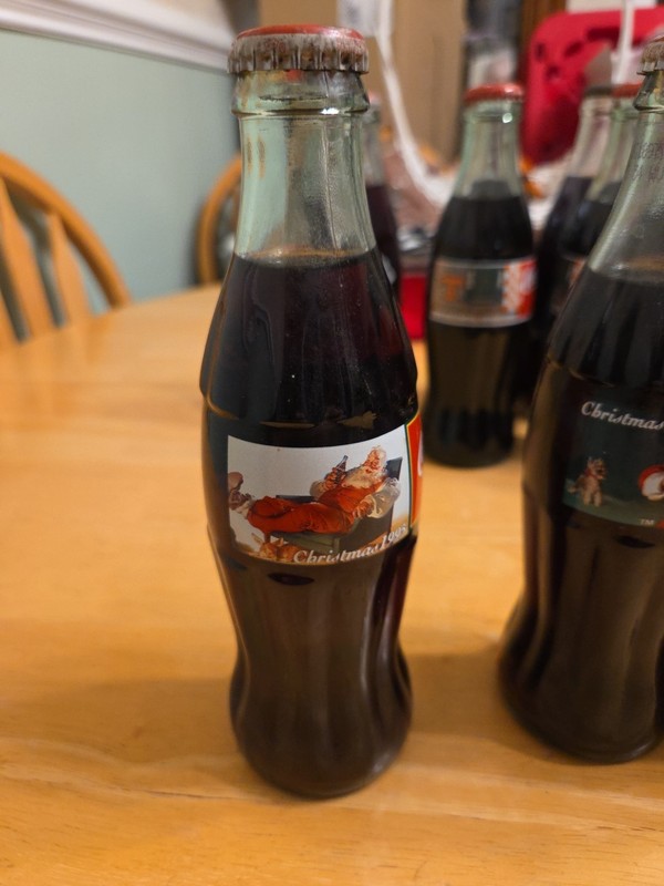 COCA-COLA BOTTLE - Christmas 1995 - COLLECTIBLE 8OZ. - UNOPENED!