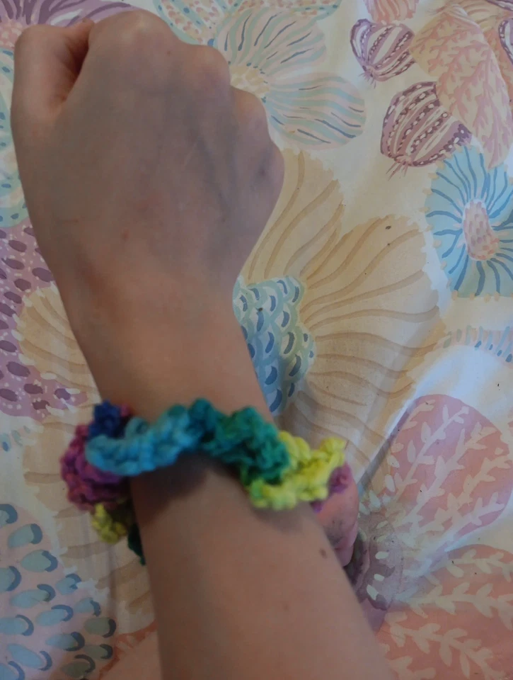 Ganchillo hecho a mano Scrunchie es el color melocotón hecho de hilo acrílico Foto 3 de 4