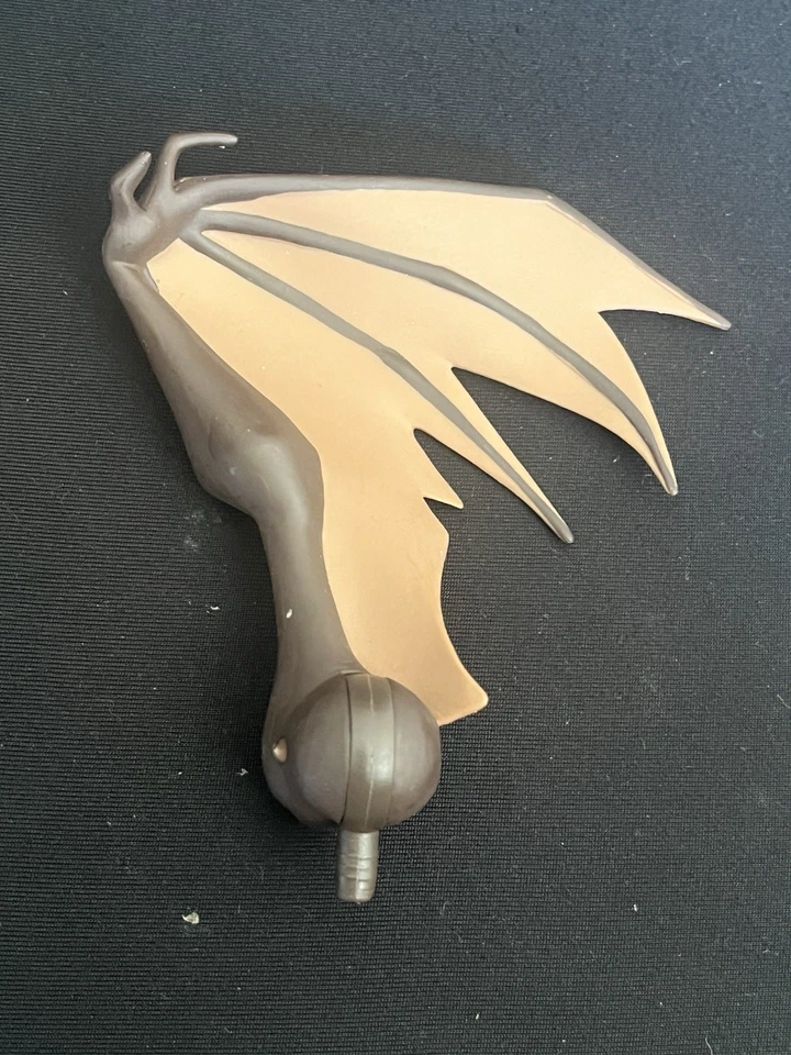 Batman La Serie Animada DC Coleccionable Hombre-Murciélago Brazo Alas Accesorios Solo Difícil de Encontrar Foto 2 de 4