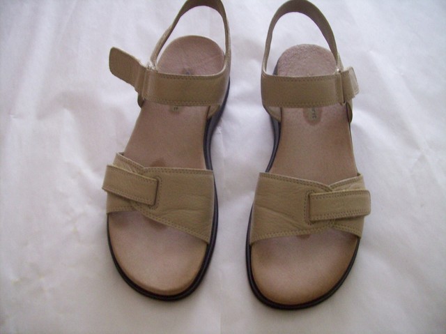 easy spirit velcro sandals