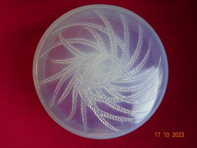 PRACHTVOLLE LALIQUE DECKELDOSE FÜR PUDER DER FIRMA HOUBIGANT MIT ALTEM UNTERTEIL