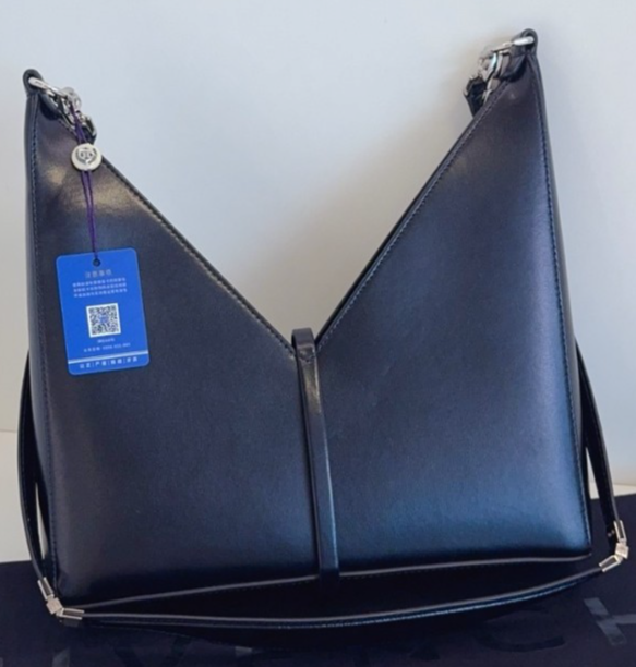 Givenchy Cut-out PM Classic Chain Strap 2WAY Shoulder bag