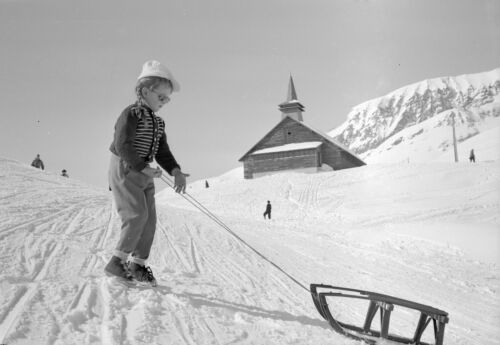 Station de Ski Portrait Fillette et Luge Neige Montagne - Repro Photo ancienne - Imagen 1 de 2