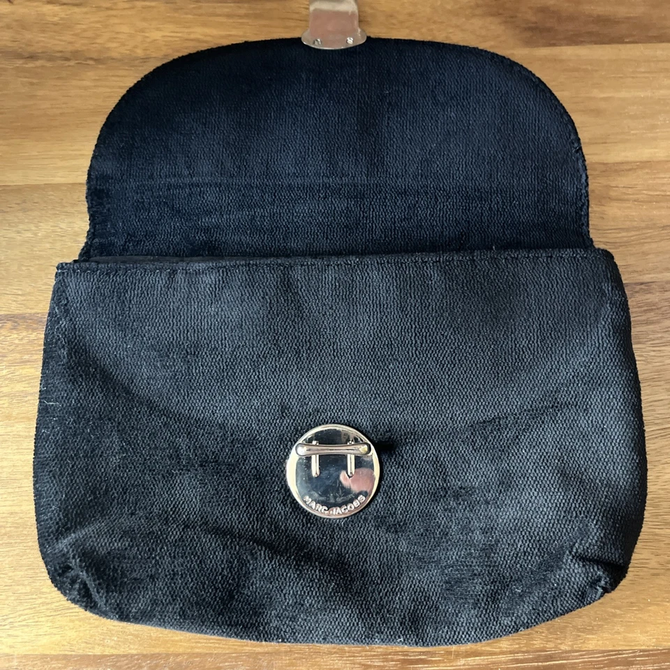 Mini bolso/clutch de terciopelo Marc Jacobs. Bolso pequeño negro fabricado en material terciopelo. Foto 4 de 4