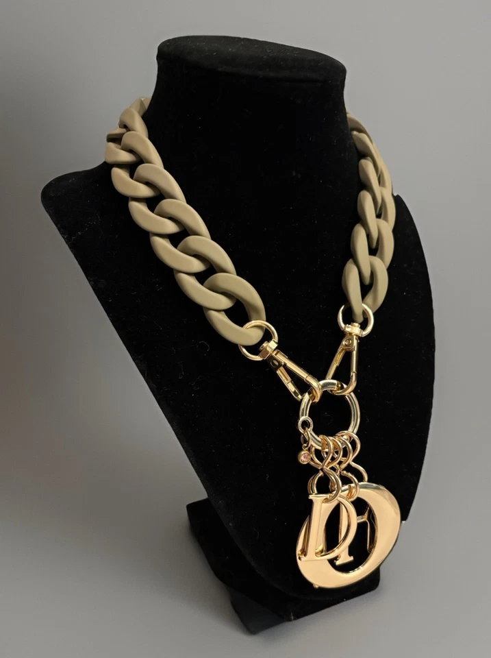 NUEVO Christian Dior Novedad Dijes Letras Doradas Sin Marca Gris Mate Cadena Foto 3 de 4