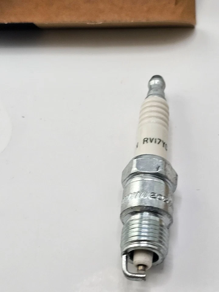 (CANTIDAD 4) Bujía Champion Copper Plus RV17YC para Chevrolet C2500 Suburban 1995 Foto 3 de 4