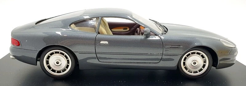 Guiloy 1/18 Scale Diecast M10932 - Aston Martin DB7 Grey with plinth - Image 4 of 4