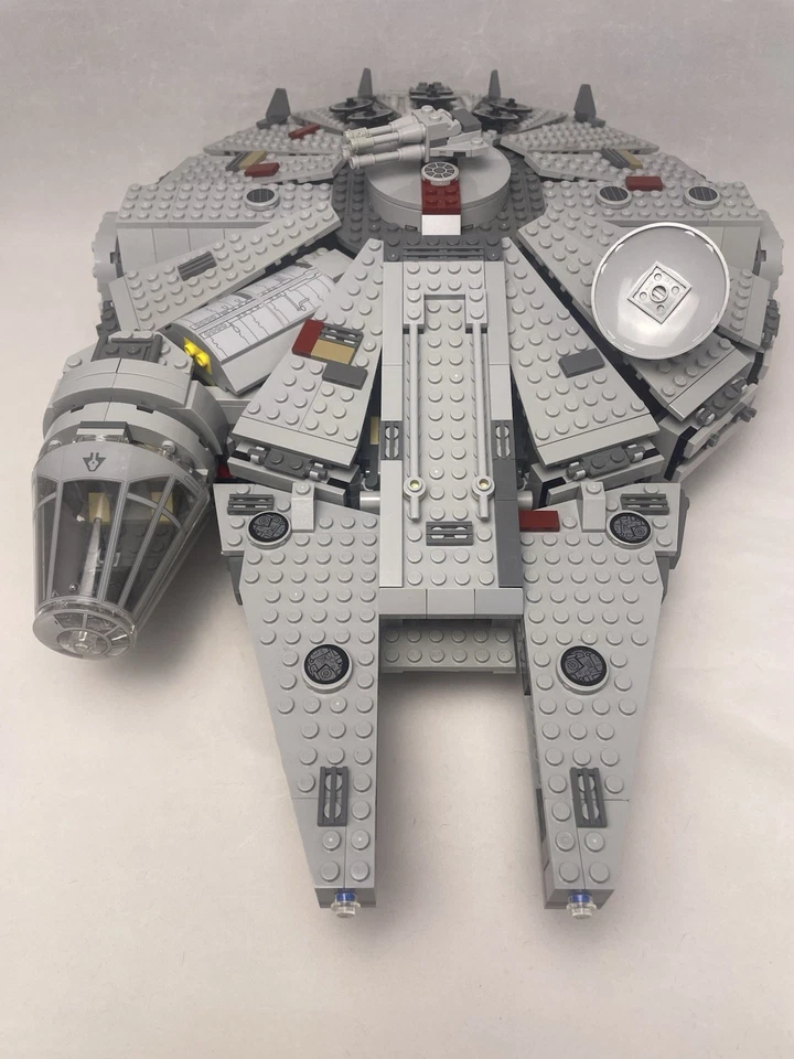 LEGO Star Wars 7965 Halcón Milenario está completo pero sin minifiguras 2011 Foto 2 de 4