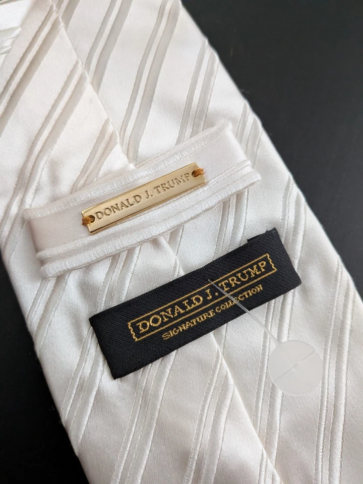 Gravata Donald J. Trump Signature Collection listra texturizada marfim 60" seda - Imagem 4 de 4