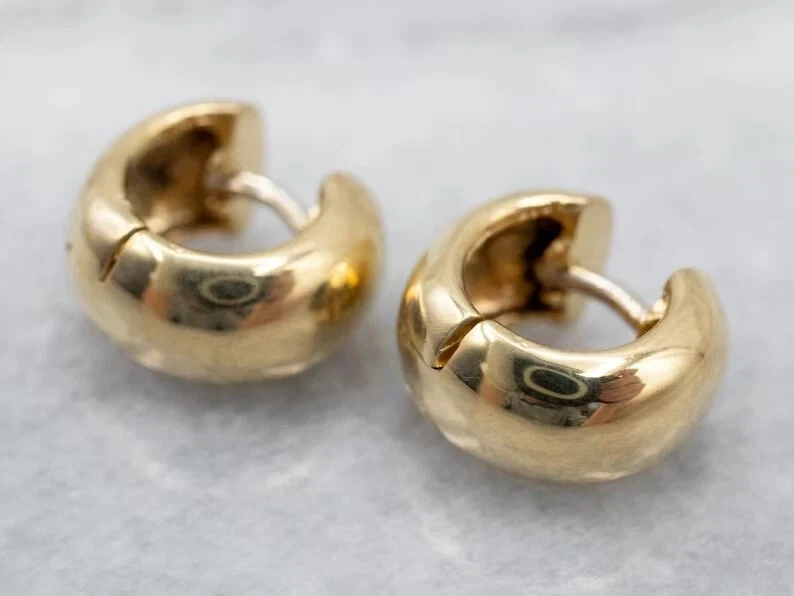 Pendientes de aro Huggie para mujer enchapados en oro amarillo sólido de 14K Foto 2 de 4