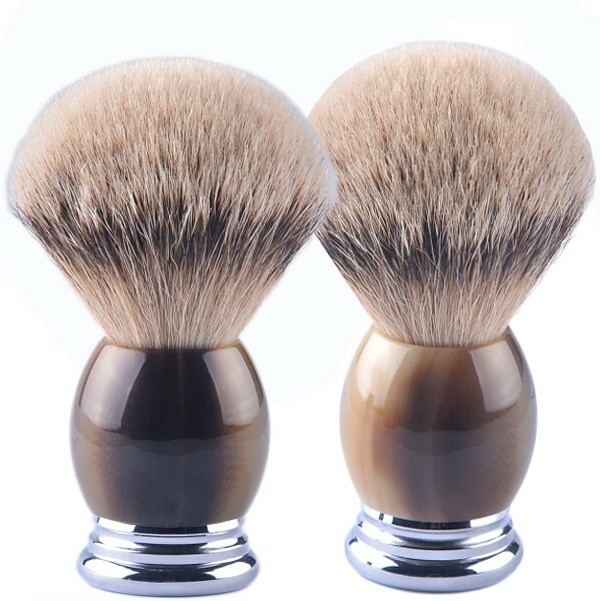 Brosse de rasage ocre pour un rituel barbier le matin à la maison