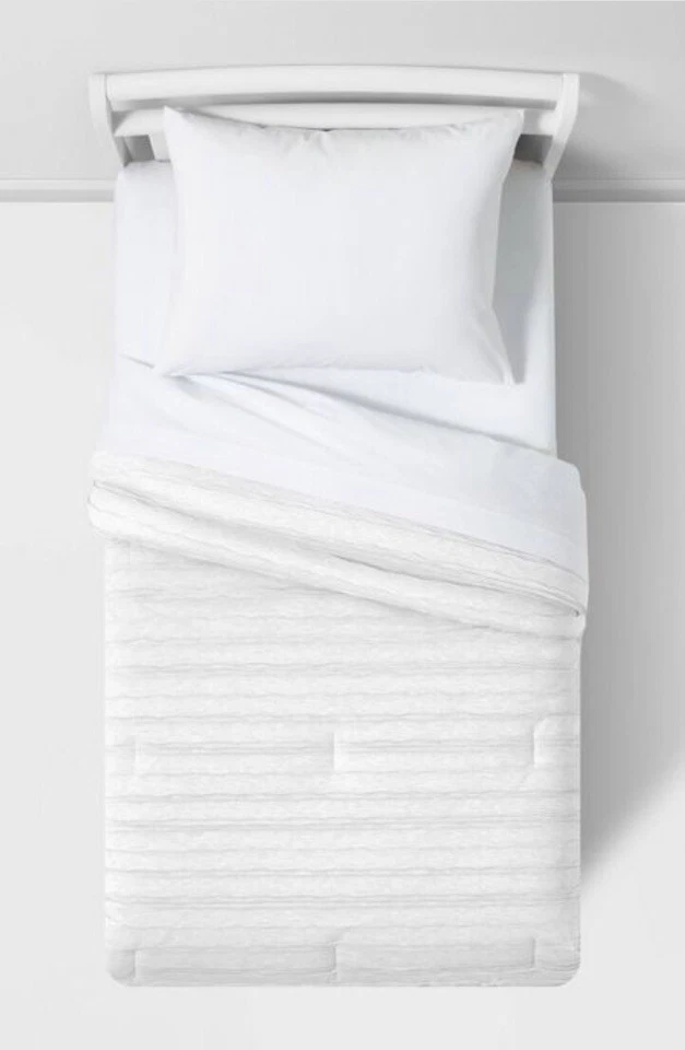 Edredón Pillowfort para niños pequeños 42 pulgadas x 58 pulgadas elevado ondulado jersey tejido patrón Foto 2 de 4