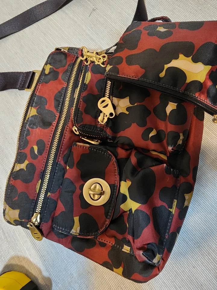 Bandolera Baggallini colorida con estuche para monedas Foto 4 de 4