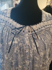 Ladies med blue paisley nightgown