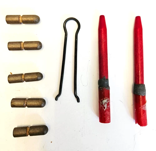 Lot of 5 Marx Wooden Bullets & 2 Plastic Missiles – Space Toys  (Marx / Dinky)