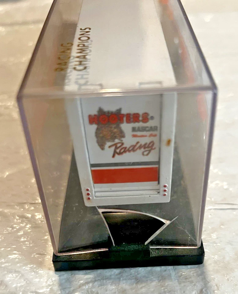 Remolque tractor transportador Matchbox Alan Kulwicki HOOTERS Race Team de colección Foto 3 de 4