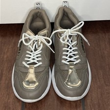 Zapatillas con cordones Guess Invited en color topo con detalles dorados metálicos. Talla 10