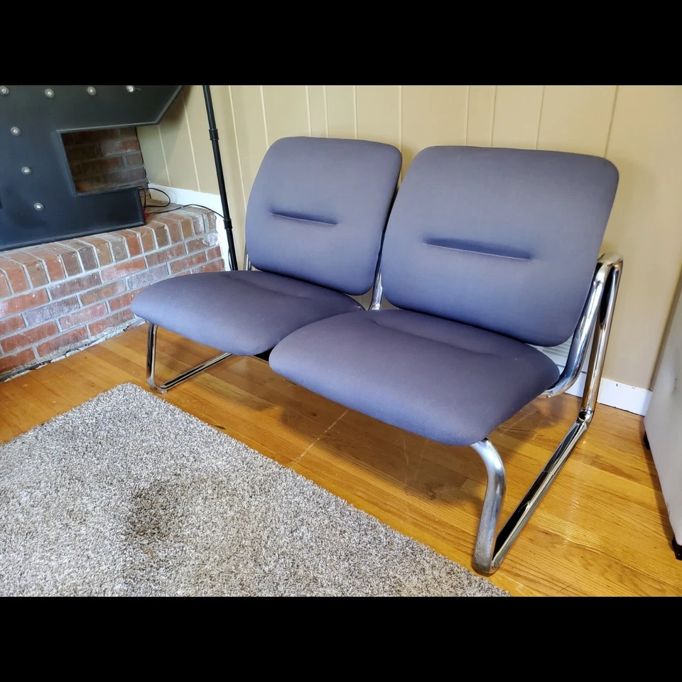 Sofá loveseat vintage moderno con base tubular cromada Foto 3 de 4