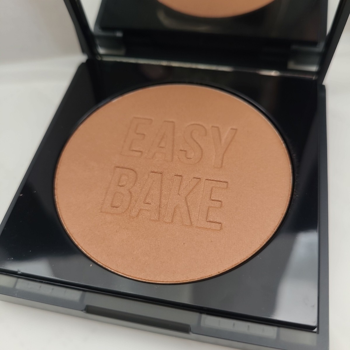 Huda Beauty Easy Bake and Snatch Coffee Cake Brightening Setting