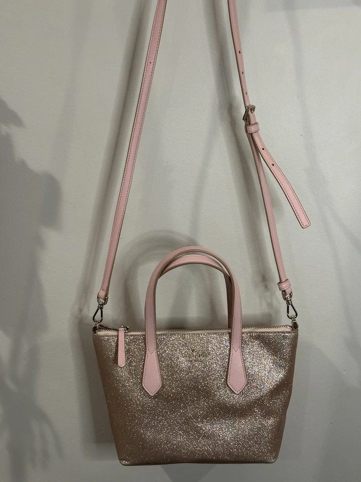 Маленькая блестящая сумка Kate Spade модель New York Joeley из розового золота с ремешком через плечо - Изображение 3 из 4