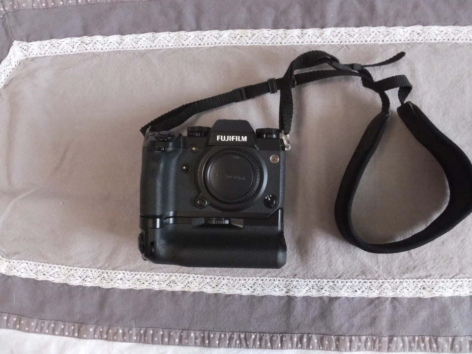 Fujifilm X-H1 avec poignée grip VPB-XH1 - Photo 3/4
