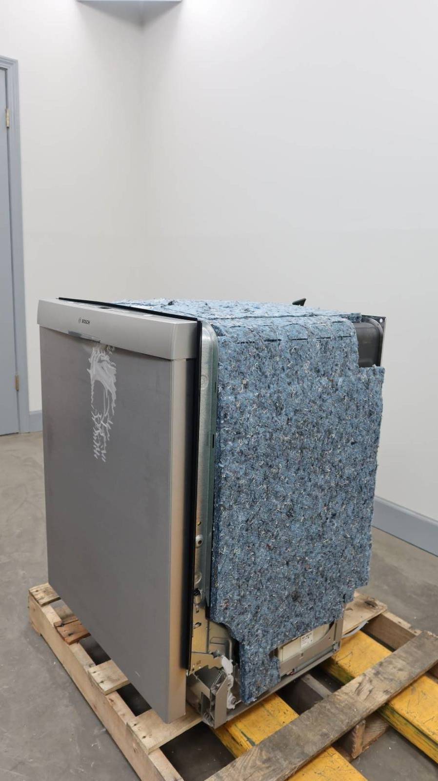 Bosch 24" SS 3rd Rack 44 dBA 300 Series Fully Integrated Dishwasher