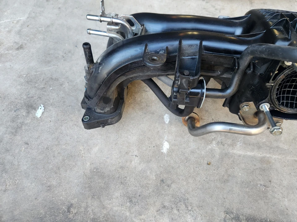 Subaru Forester 2014-2016 2,5 L colector de admisión de plástico superior OEM 14003AC420 Foto 3 de 4