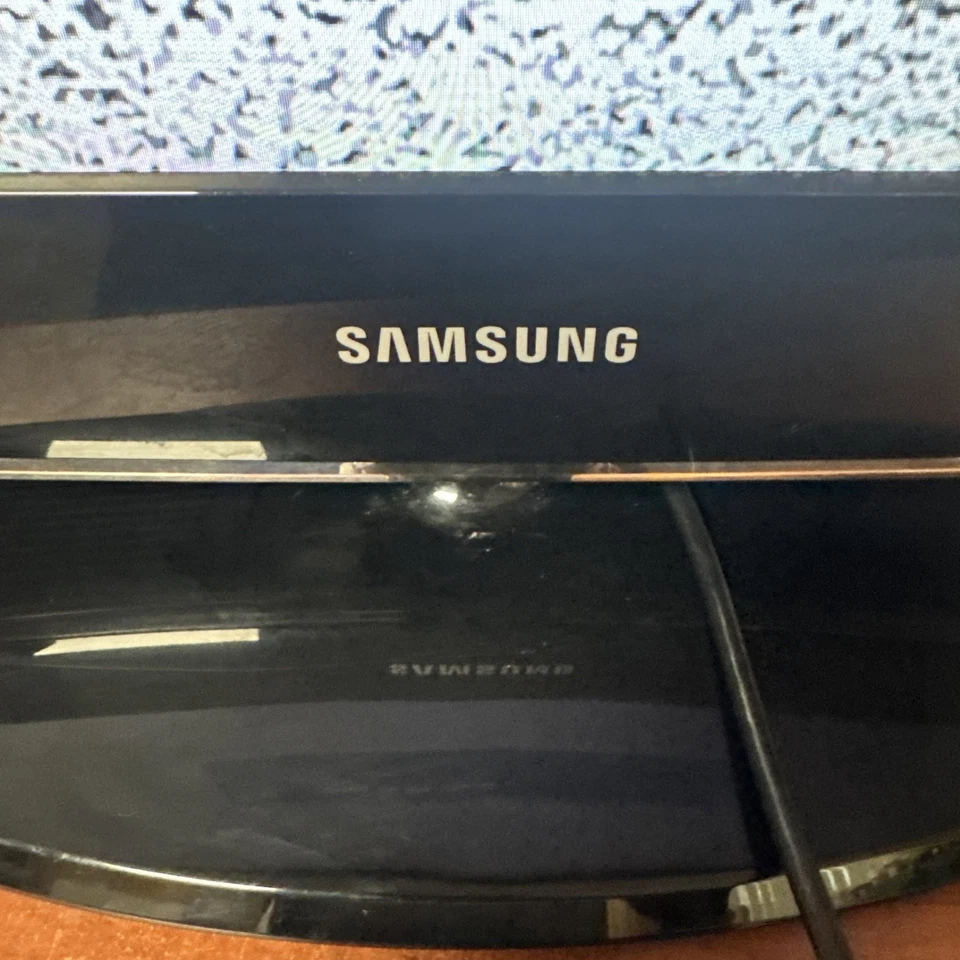 Samsung LN26A450C1D 26″ 720p HD LCD TV Dolby Digital Black - Image 2 of 4