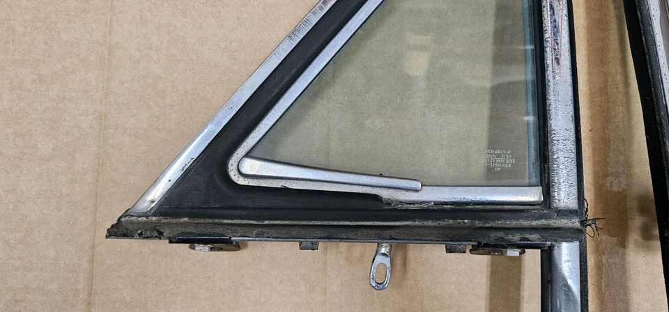Mercedes Benz W114 W115 Coupe RH LH Vent Window Glass Assembly 250C 280C   - Image 3 of 4