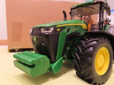 Britains John Deere 8R 370 1/32 besser als Siku