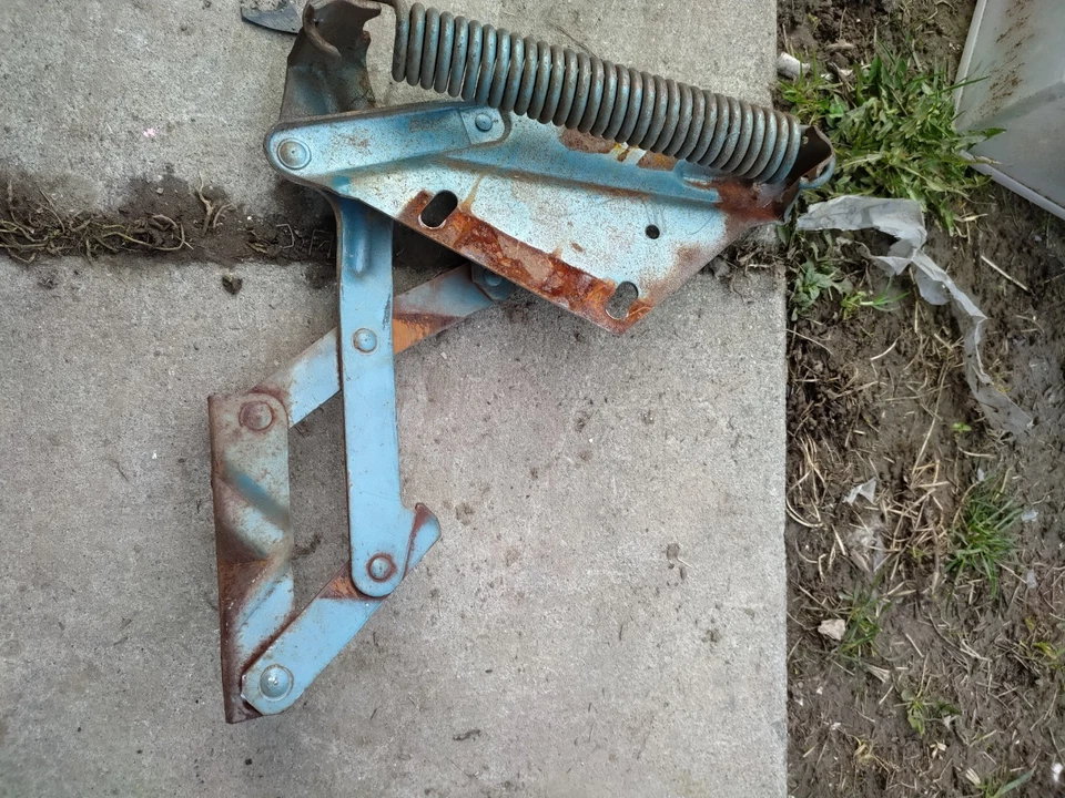 Rear Hood Hinges - Image 3 of 4